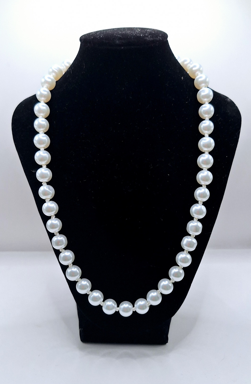 Бусы белые 45см ( бусины 1см)  ручная работа