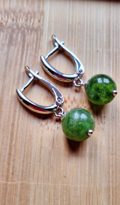 серьги с нефритом