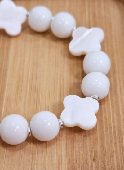 Браслет из белого агата и перламутра