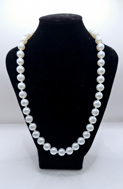 бусы белые 45см ( бусины 1см) ручная работа