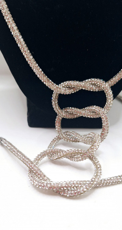 Колье-трансформер белое