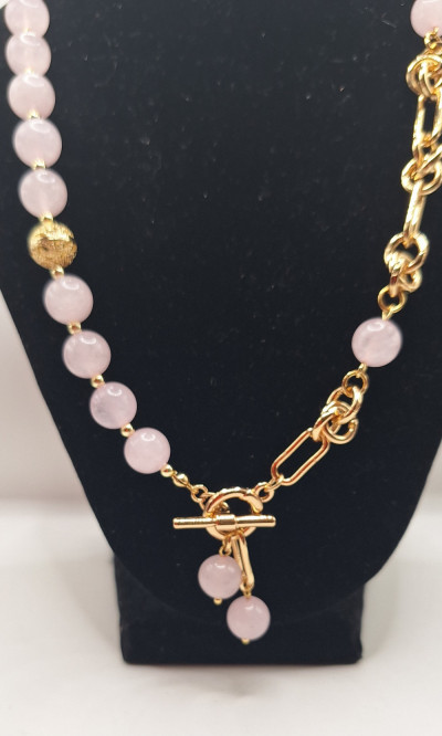 Колье из розового кварца